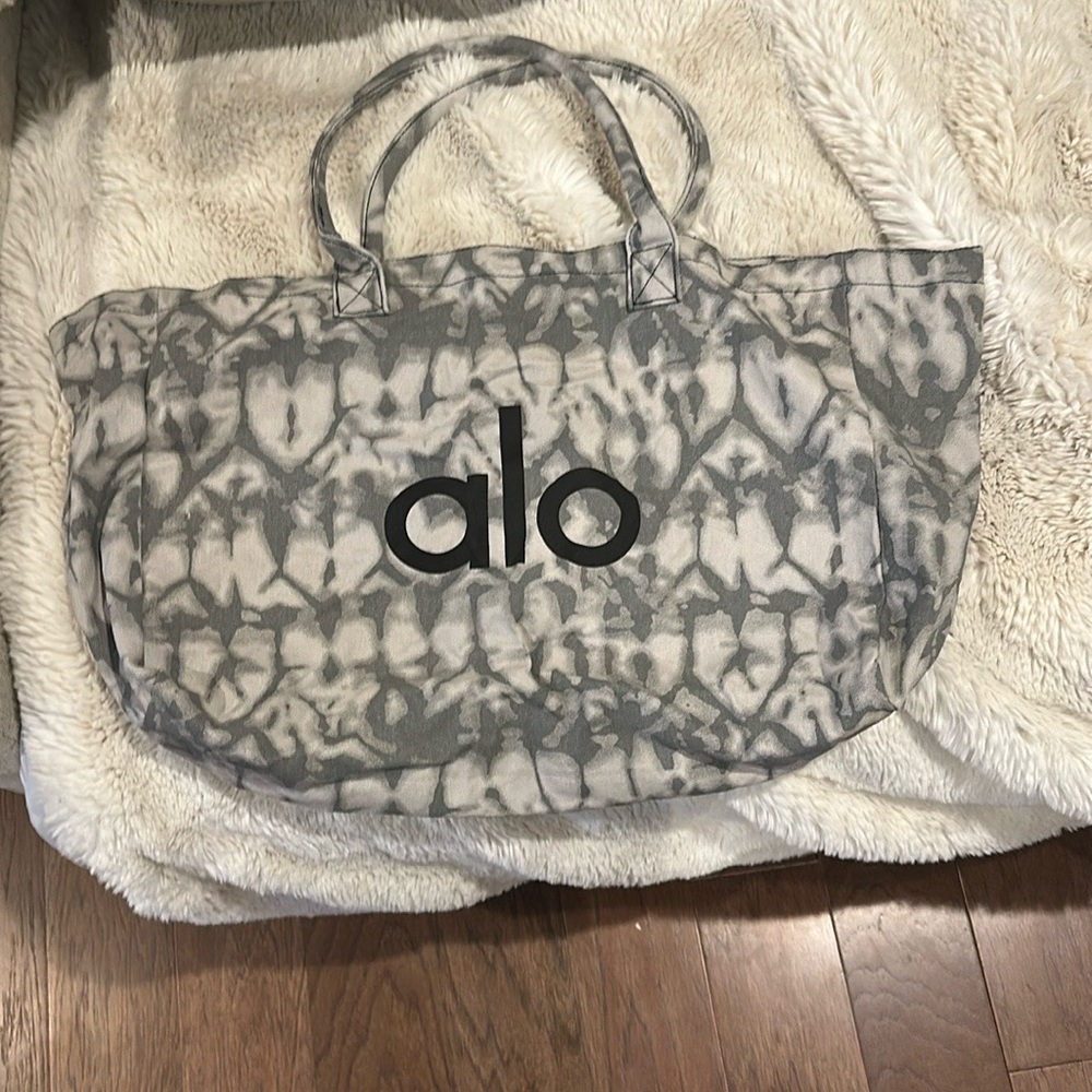 ALO Yoga Gray Geometric Tote Bag